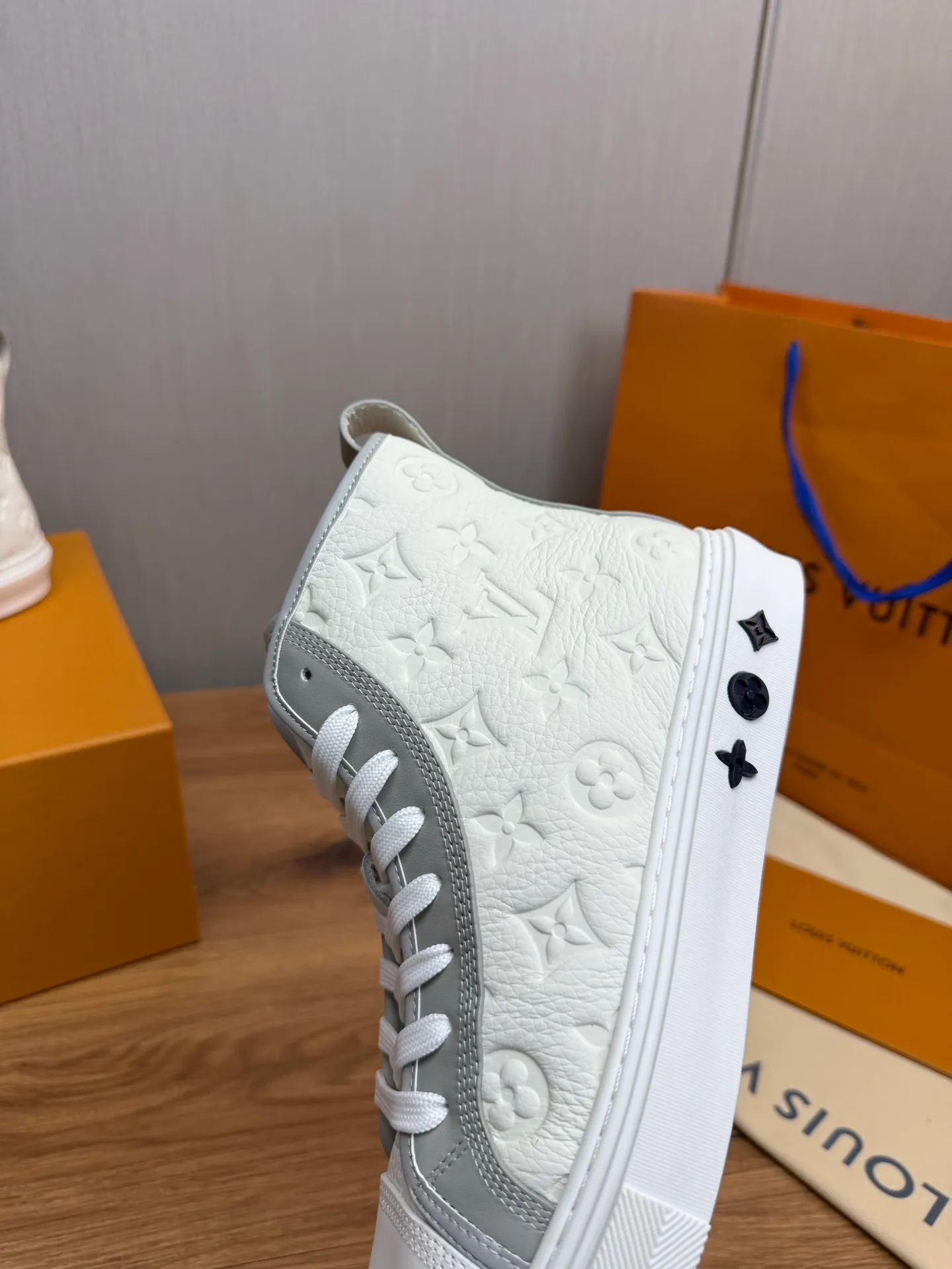 Men's shoes 💰840💰 LOUIS VUITTON [Luden Yiwei] The new trendy Lv is on the market 🎁, casual and fashionable men's shoes 👟 1:1 shipment ⬆️The upper is made of imported cowhide + cowhide mesh lining, the original wear-resistant rubber outsole, the version is simple and elegant, exclusive for trendy men. 38-45 (38.45 is non-refundable if made to order)